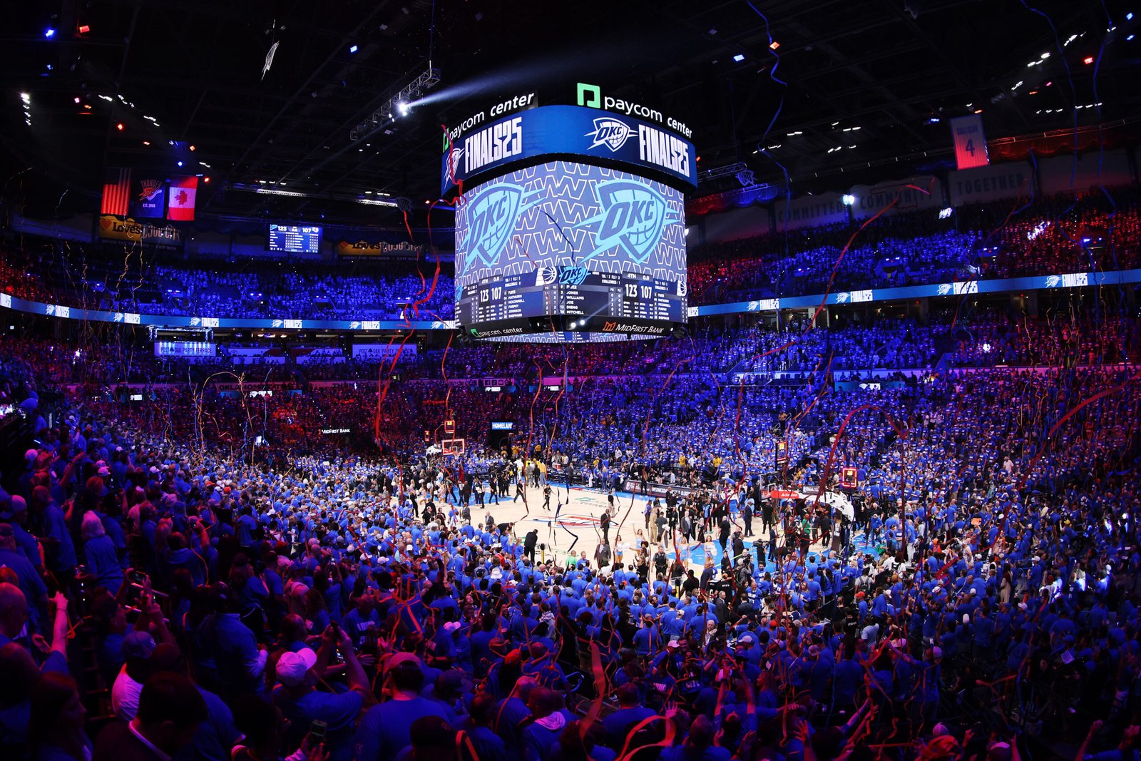 Oklahoma City Thunder celebrando su victoria 123-107 contra los Indiana Pacers en el segundo partido de las Finales de la NBA en el Paycom Center el 8 de Junio de 2025 en Oklahoma City, Oklahoma (Fotografía: William Purnell/Getty Images)