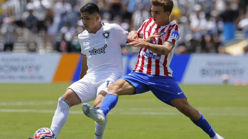 Jefferson Savarino y Pablo Barrios se disputan un balón Reuters