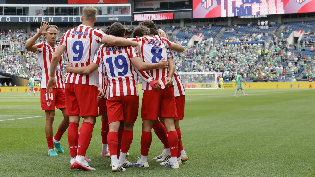 Los jugadores del Atlético de Madrid celebran uno de los goles de Pablo Barrios al Seattle Sounders. Fuente: EFE