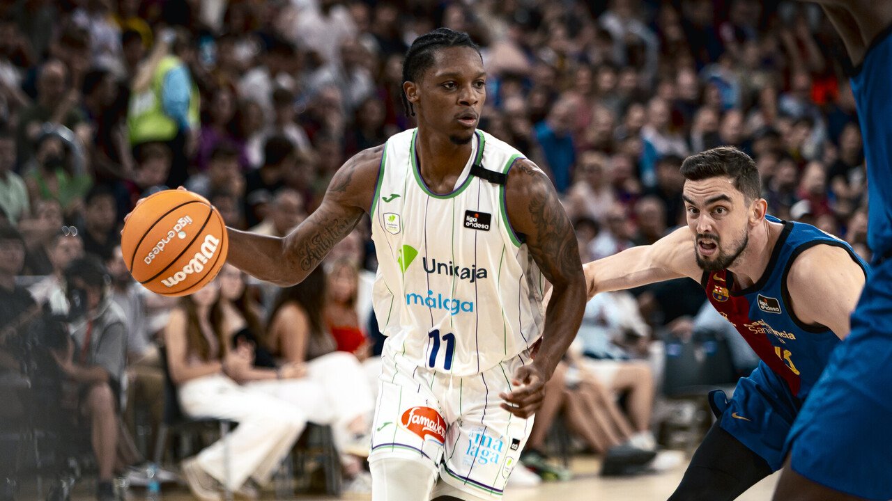 Tyson Carter mantiene la pelota con la pegajosa defensa de Tomas Satoransky.Fuente: ACB vía web
