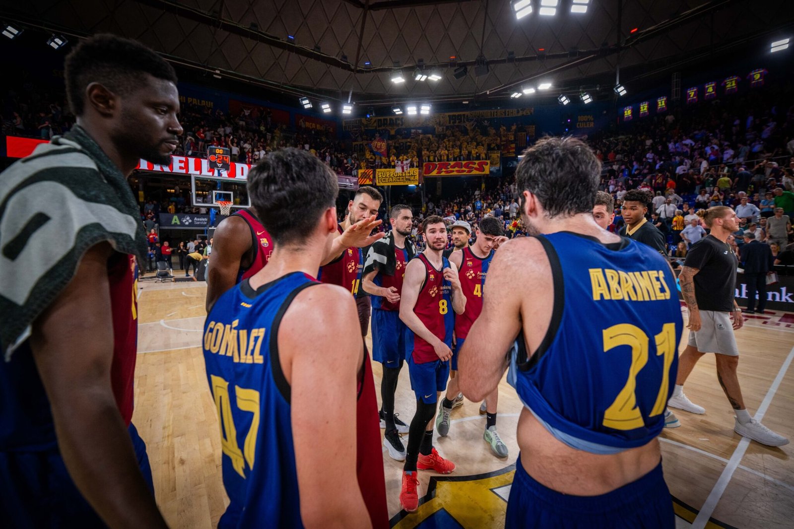 La plantilla del Barcelona se junta tras la derrota ante Unicaja Málaga. Fuente: FCBBasket "X"