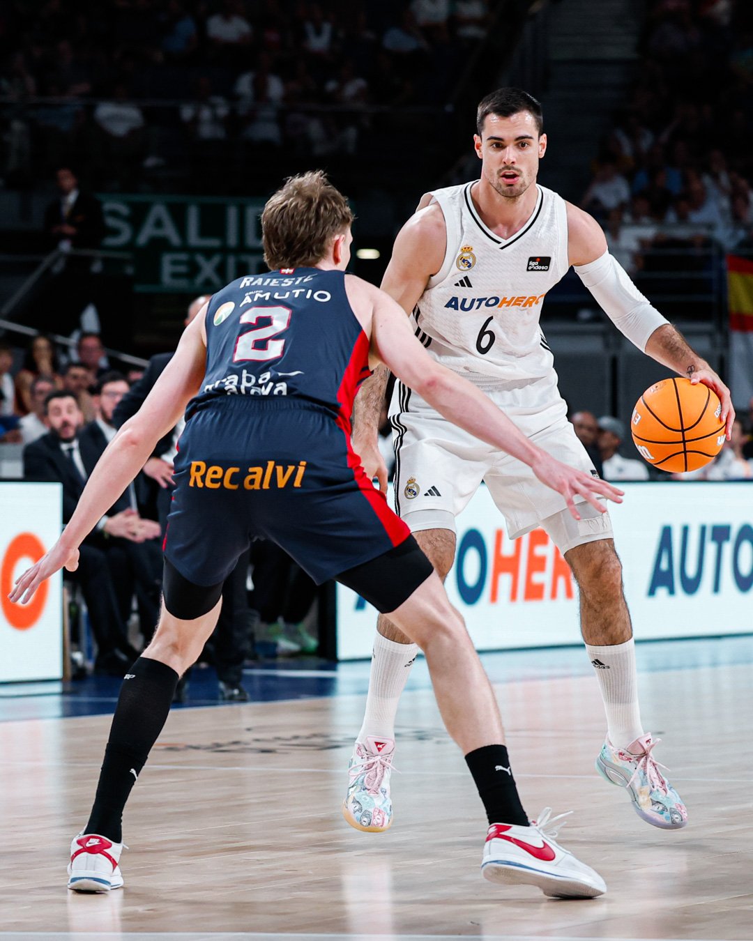 Alberto Abalde, Real Madrid, encarando a Sander Raieste en el primer partido de los Cuartos de Final de Playoffs de la Liga Endese(Fotografía: Real Madrid Basket/X)