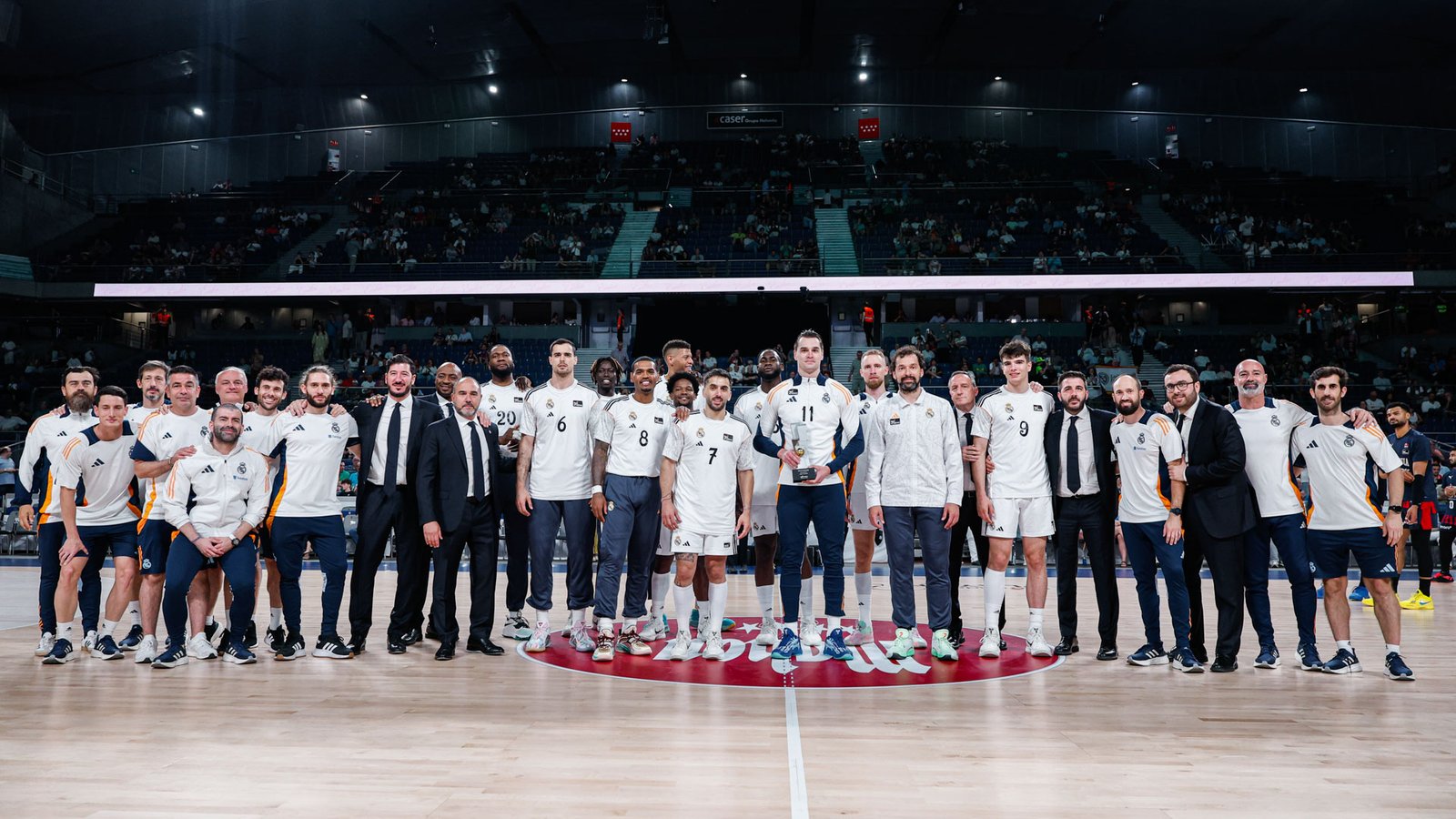 Toda la plantilla del Real Madrid, en el descanso, en el partido ante Baskonia (Fotografía: Real Madrid Basket/X)