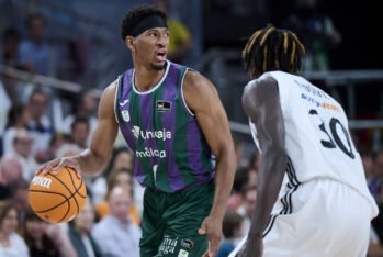 Kameron Taylor sostiene la pelota ante la atenta mirada de Ndiaye. © acb Photo / Sara Gordon