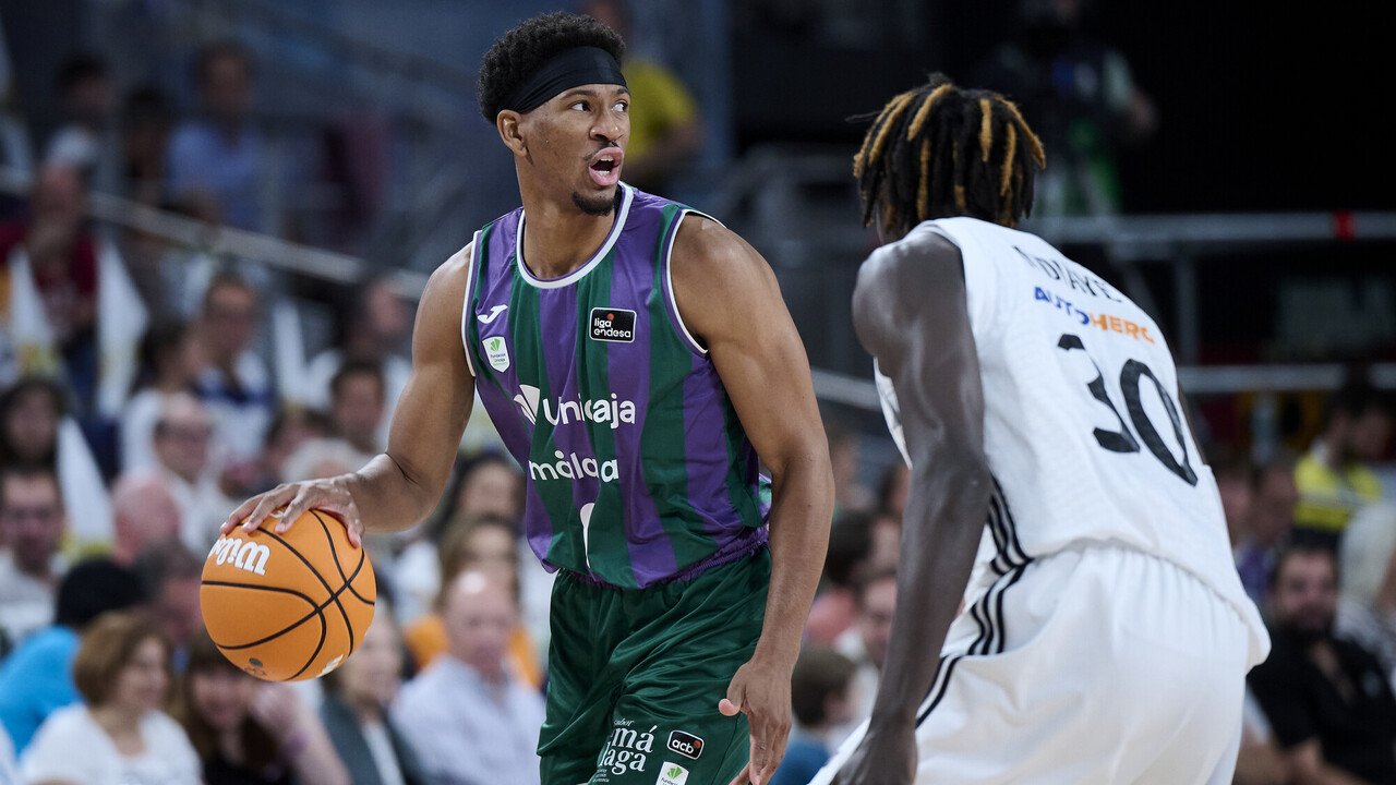 Kameron Taylor sostiene la pelota ante la atenta mirada de Ndiaye. © acb Photo / Sara Gordon