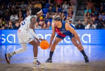 Kendrick Perry maneja la pelota delante de Justin Anderson. Fuente: FCBBasket "X"