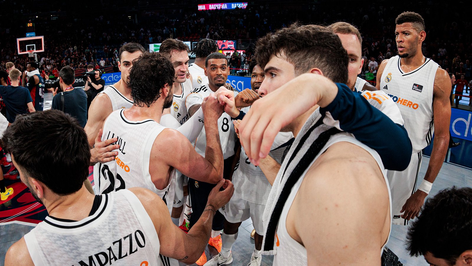 Alivio en los jugadores del Real Madrid tras ganar en el segundo partido de cuartos al Baskonia. Fuente: Real Madrid Baloncesto "X"