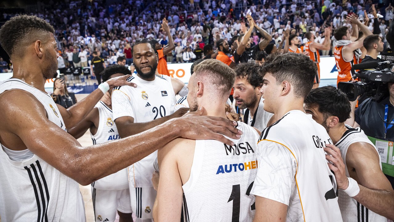 Los jugadores del Real Madrid hacen piña tras poner el 2-0 en la final. Fuente: ACB vía web