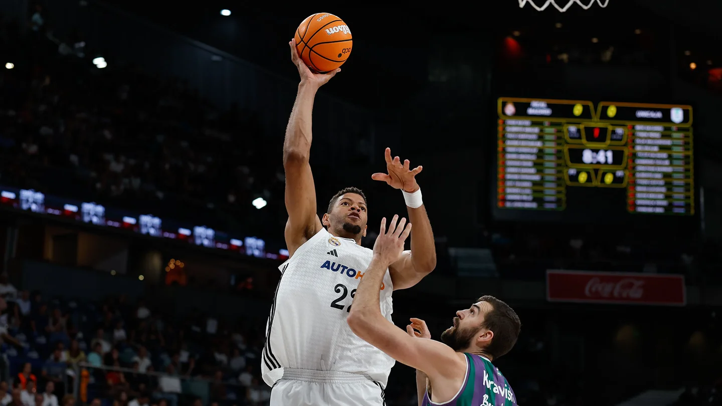 Edy Tavares ejecuta un tiro a una mano ante Kravish- Fuente: Real Madrid Baloncesto vía web