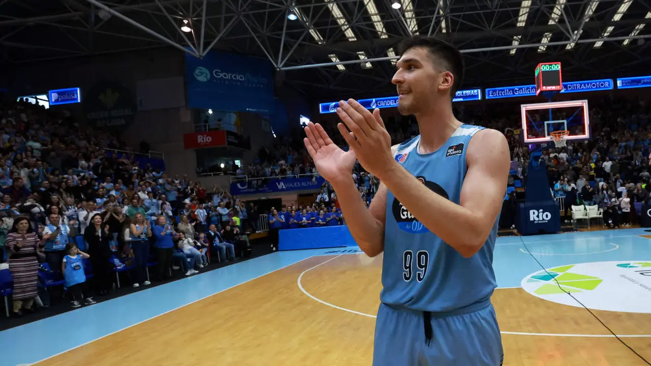 Toni Nakic agradece el apoyo de la afición del Río Breogán tras un partido. Fuente: El Progreso de Lugo