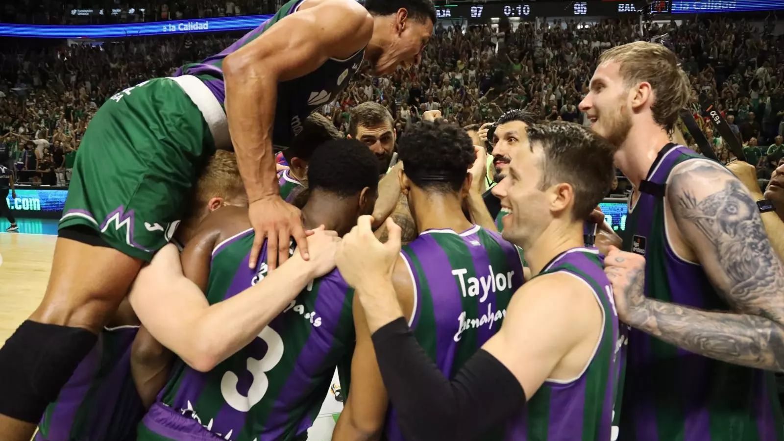 Los jugadores del Unicaja Málaga celebran el pase a semifinales. Foto: Carlos Guerrero