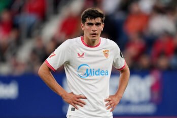 PAMPLONA, ESPAÑA - 24 DE ABRIL: Juanlu Sánchez del Sevilla FC reacciona durante el partido de LaLiga entre CA Osasuna y Sevilla FC en el Estadio El Sadar el 24 de abril de 2025 en Pamplona, ​​España. (Foto de Juan Manuel Serrano Arce/Getty Images)