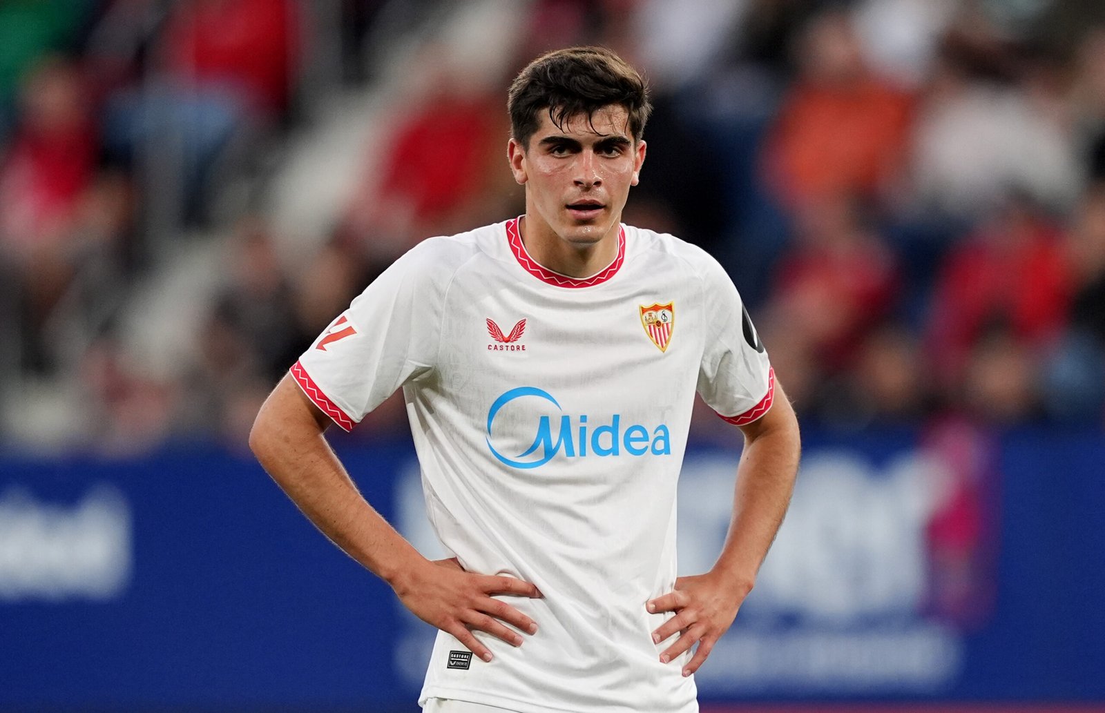 PAMPLONA, ESPAÑA - 24 DE ABRIL: Juanlu Sánchez del Sevilla FC reacciona durante el partido de LaLiga entre CA Osasuna y Sevilla FC en el Estadio El Sadar el 24 de abril de 2025 en Pamplona, España. (Foto de Juan Manuel Serrano Arce/Getty Images)