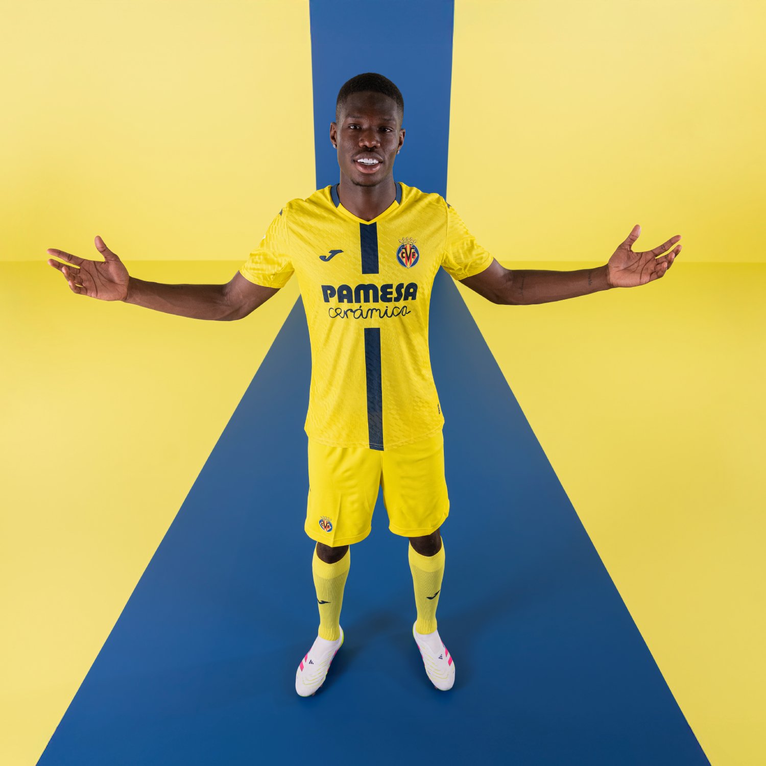 Barry posando con la nueva camiseta del Villarreal.