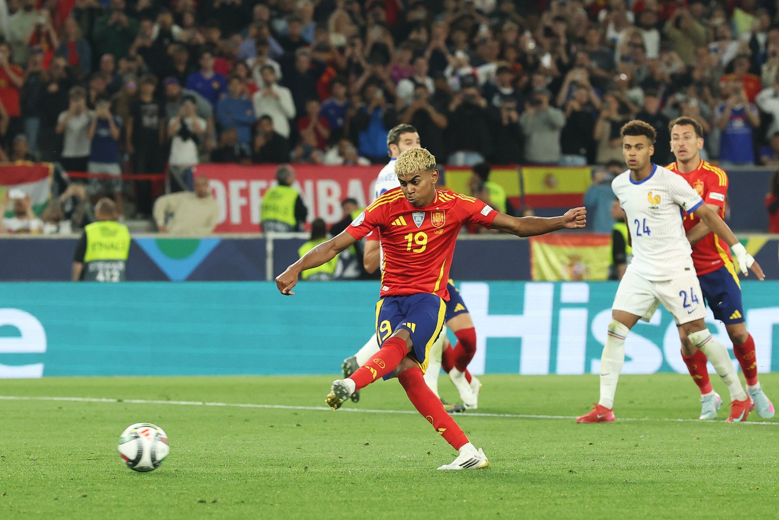 STUTTGART, ALEMANIA - 5 DE JUNIO: Lamine Yamal de España anotó el tercer gol de su equipo desde el punto de penalti durante el partido de semifinales de la Liga de Naciones de la UEFA 2025 entre España y Francia en el Stuttgart Arena el 5 de junio de 2025 en Stuttgart, Alemania. (Foto de Alexander Hassenstein/Getty Images)